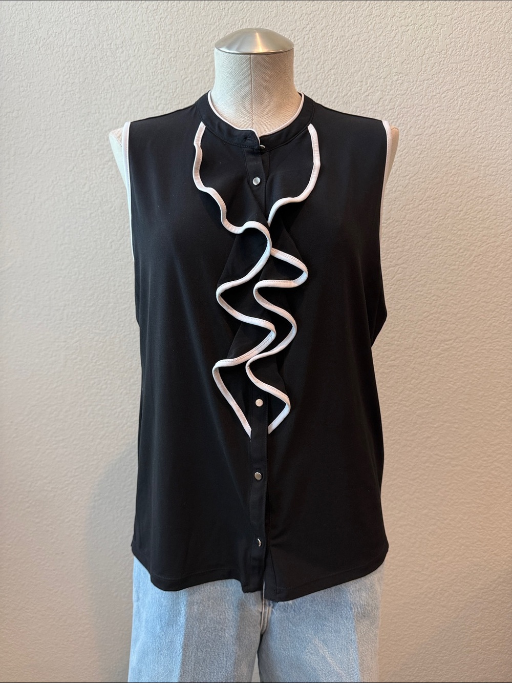 Carmen Marc Valvo Black Sleeveless Blouse with White Ruffle Trim - Picture 3 of 8